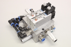 FESTO 2x VSVA-B-M52-MZ-A1-C1C-APP Magnetventil Endplatte Schalldämpfer Sensor 