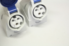 2x MENNEKES 101 16A 200-250V 2P 2P+ IP44 6h Stecker Kupplung Wanddose 